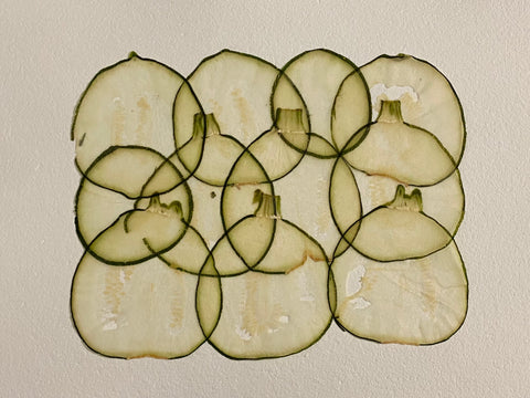 VF Papyrus Zucchini Round is a decorative sheet handmade in Germany from thinly sliced zucchini.