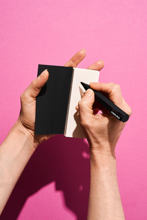 Fabriano Ispira Pocket Notepad Set comes with a choice of a 7B pencil or a black ink ballpoint pen. Version 8